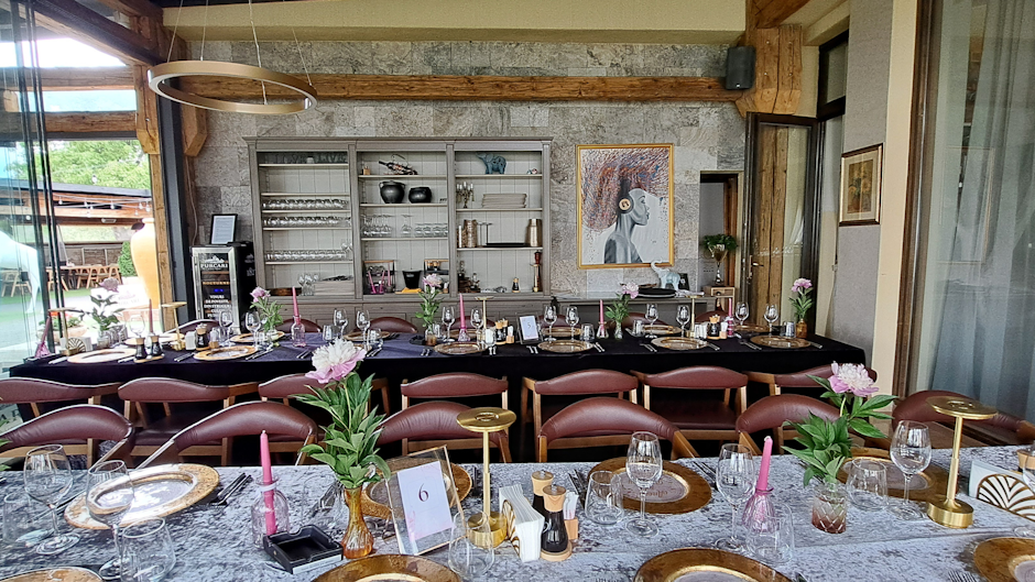 mese elegante aranjate pentru un eveniment într-un restaurant