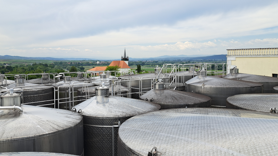 rezervoare metalice industriale mari, folosite pentru producția de vin