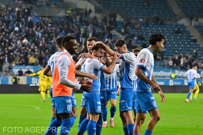 jucătorii echipei Universitatea Craiova sărbătoresc pe teren după un gol