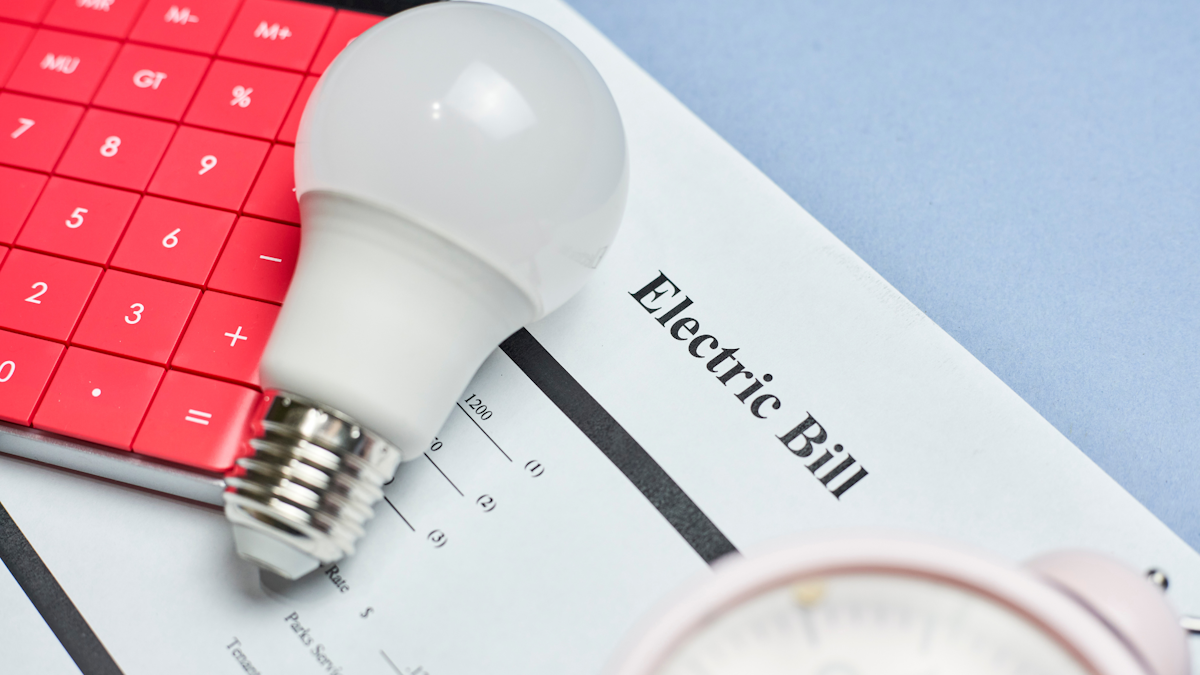 Noi contracte de energie electrică cu prețuri fixe pentru consumatorii casnici, până în 2028