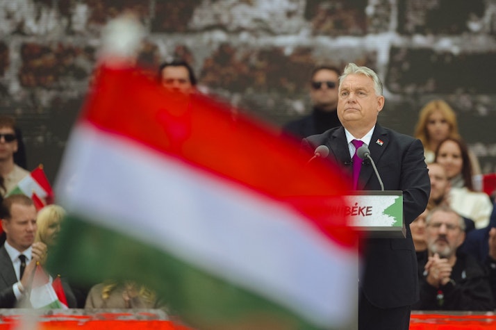 Viktor Orbán, prim-ministrul Ungariei, si steagul maghiar
