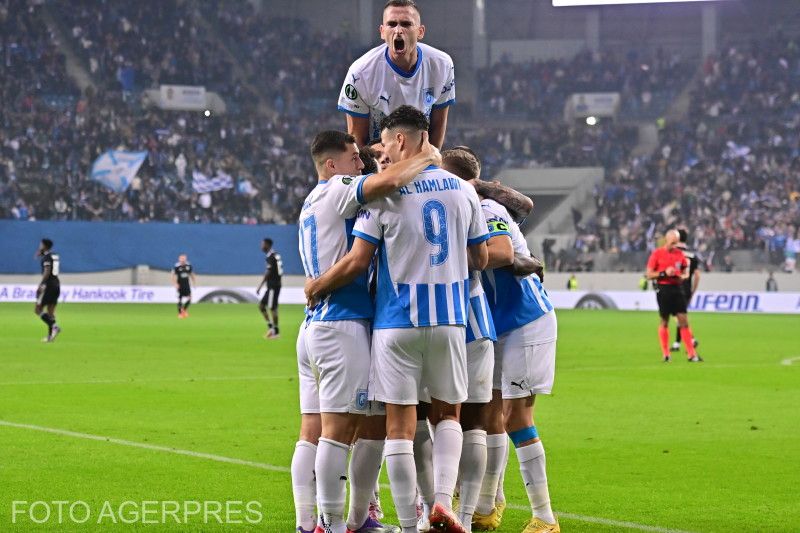 jucătorii echipei Universitatea Craiova sărbătoresc un gol pe teren