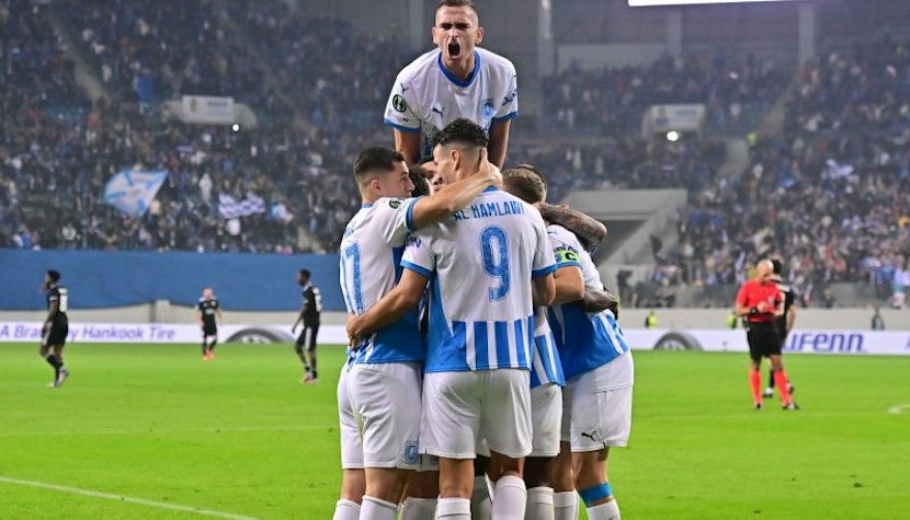 Universitatea Craiova joacă în premieră în grupele Conference League jucătorii echipei Universitatea Craiova sărbătoresc un gol pe teren