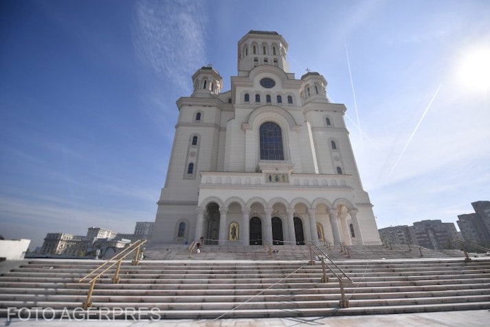 Catedrala Națională a Mântuirii Neamului din București, cu treptele și intrarea principală în prim-plan