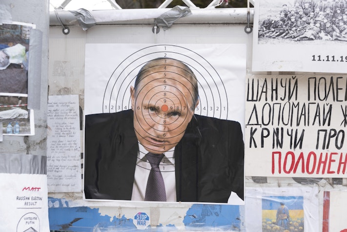 Vladimir Putin și o „țintă” pusă pe capul lui, pe un afiș