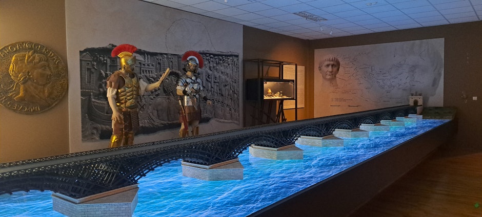 Expoziție la Muzeul Regiunii Porțile de Fier din Drobeta-Turnu Severin, cu manechine de soldați romani și o machetă iluminată a Podului lui Apolodor din Damasc peste Dunăre