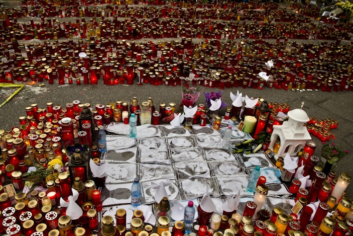 Mii de lumânări aprinse și fotografii ale victimelor la memorialul dedicat tragediei din clubul Colectiv din Bucureșt