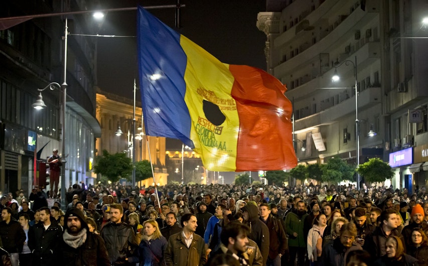 protestatari în stradă, în bucurești, cu steagul României