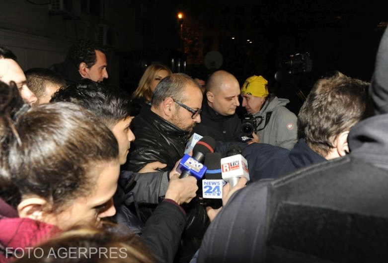 cristian popescu piedone, înconjurat de jurnaliști