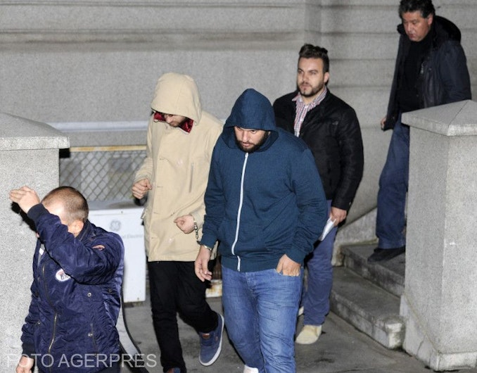 George Anastasescu (stânga) și Paul Gancea (dreapta), patronii clubului Colectiv, ieșind din secția de poliție