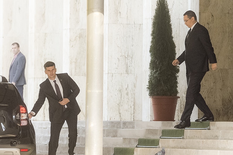 victor ponta, pe scări, părăsind clădirea guvernului