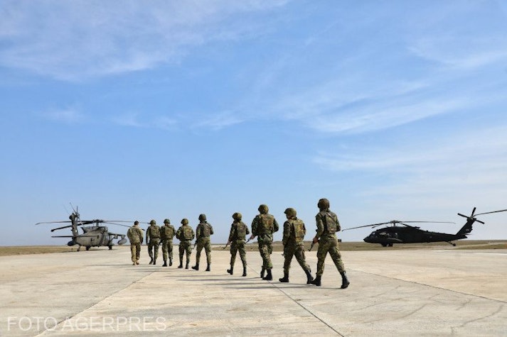 militari și două elicoptere militare, la baza mihail kogălniceanu