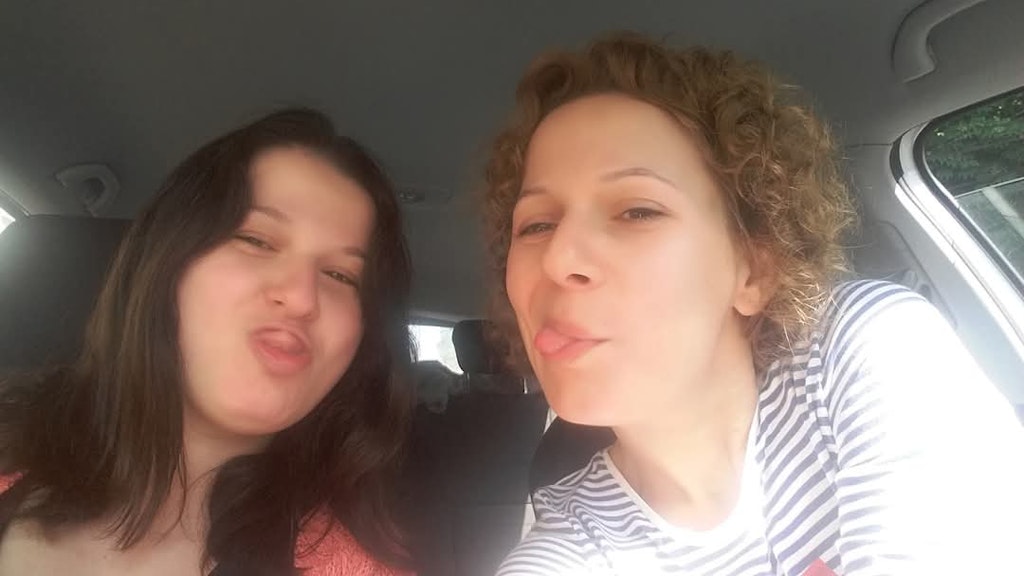 lavinia vlad și sora ei, fotografiate în mașina personală