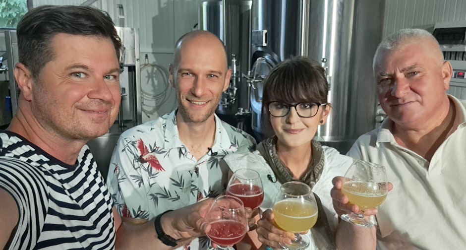 Jurnaliștii Euronews România, în timp ce degustă miedul