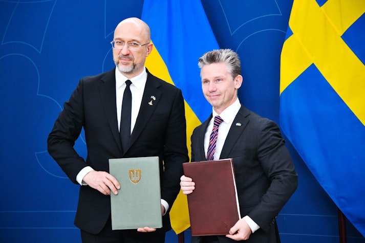 Ministrul Apărării din Suedia, Pål Jonson, și omologul său ucrainean, Denys Shmyhal,