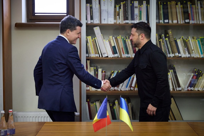 Nicușor Dan și Volodimir Zelenski dau mâna