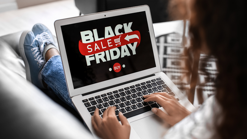 O femeie face cumpărături online de black friday