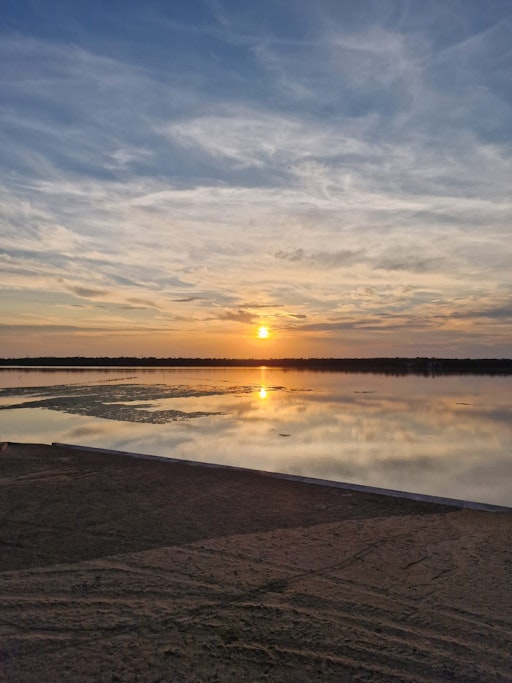 apus de soare pe plaja din stațiunea lacu sărat
