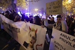 Persoane la protest justitie, pancarte cu Lia Savonea