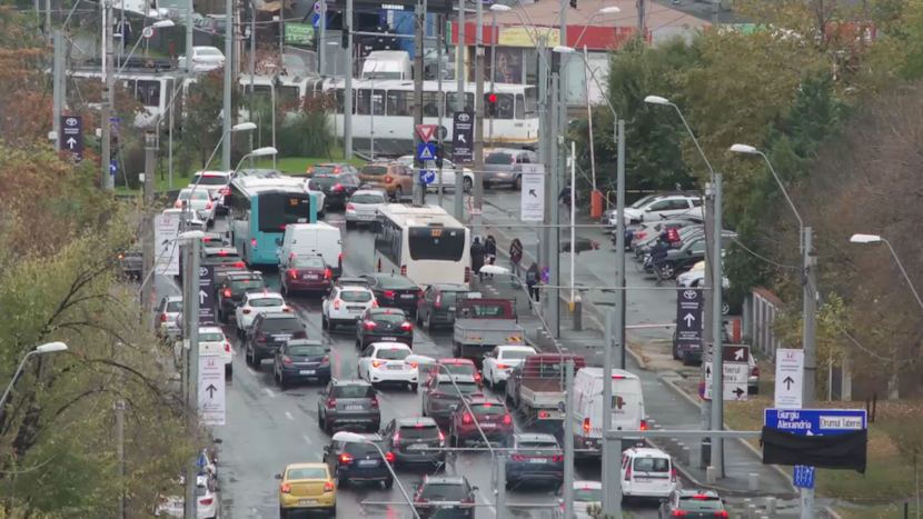 Mașini în București, pe un bulevard, trafic aglomerat
