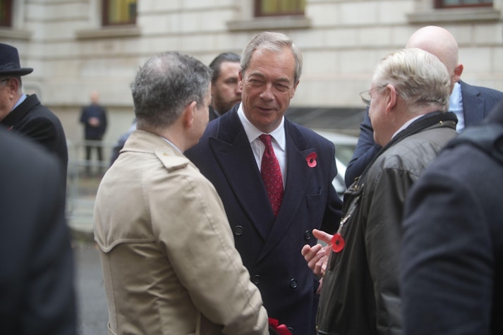Nigel Farage, inconjurat de alti doi politicieni