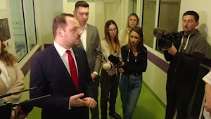 Alexandru Rogobete, ministrul Sănătății, făcând declarații, în Spitalul Universitar, înconjurat de jurnaliști