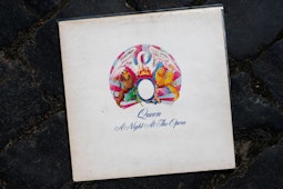 Copertă album Queen - A Night At The Opera