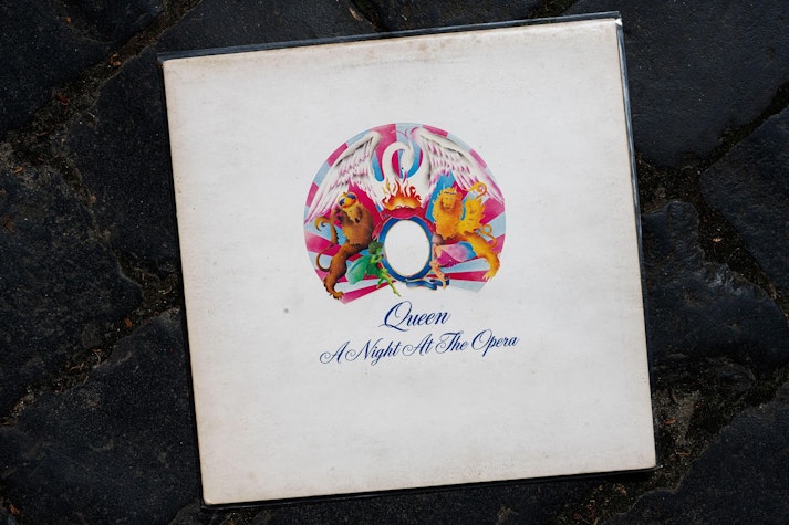 Copertă album Queen - A Night At The Opera