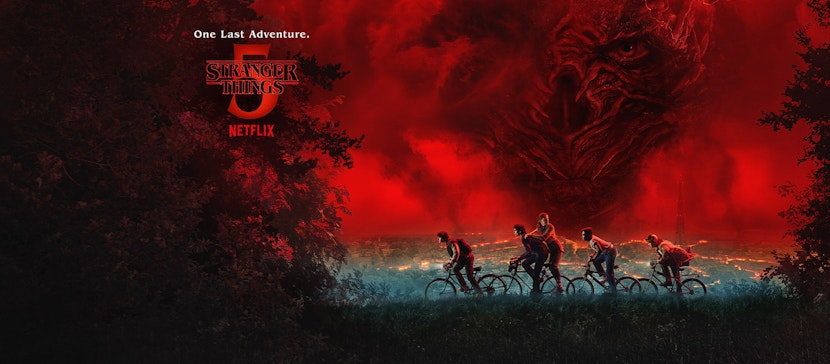 Poză promoționaă cu adolescenții din serialul Stranger Things mergând pe biciclete și cu Vecna pe fundal.