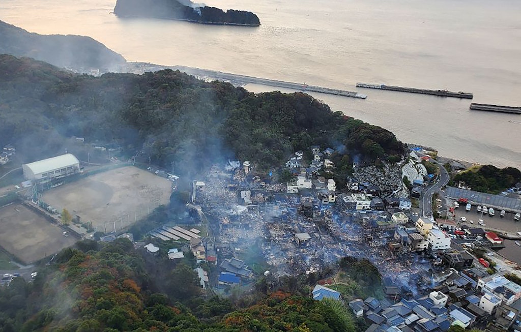 Imagini cu case afectate în incendiul din Japonia.
