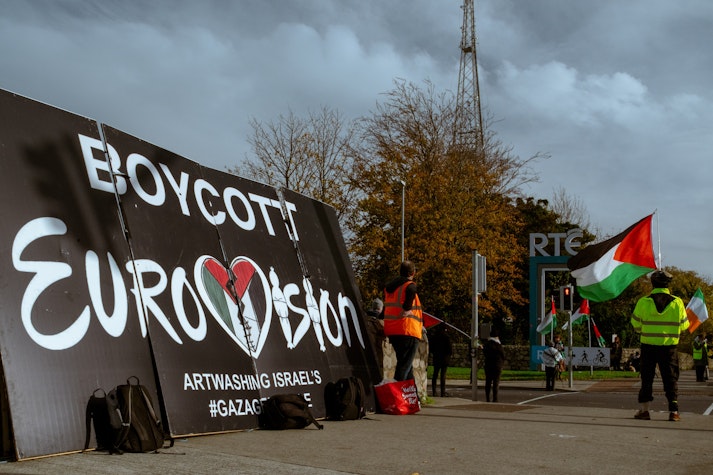 Protestatari în fața sediului RTÉ, fluturând steaguri palestiniene și pancarte uriașe cu mesajul ‘Boycott Eurovision – Artwashing Israel’s #GazaGenocide’, în cadrul unei manifestații împotriva participării Israelului la concurs.