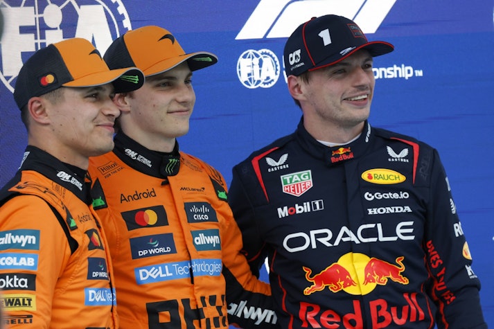 De la stânga la dreapta: Lando Norris, Oscar Piastri și Max Verstappen