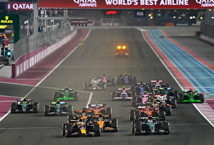 mașini de formula 1 pe circuitul din qatar