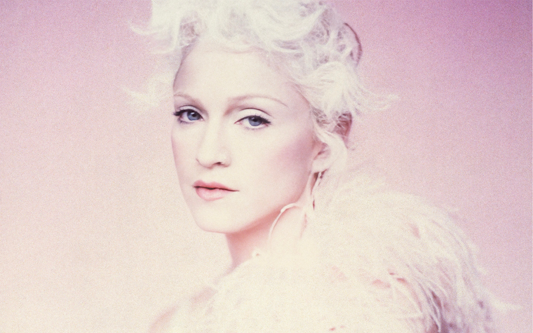 Madonna fotografiata in stil rococo