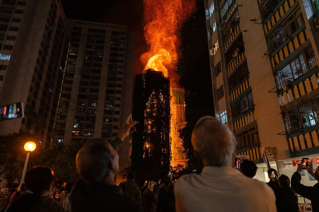 Imagini cu un incendiu puternic în Hong Kong