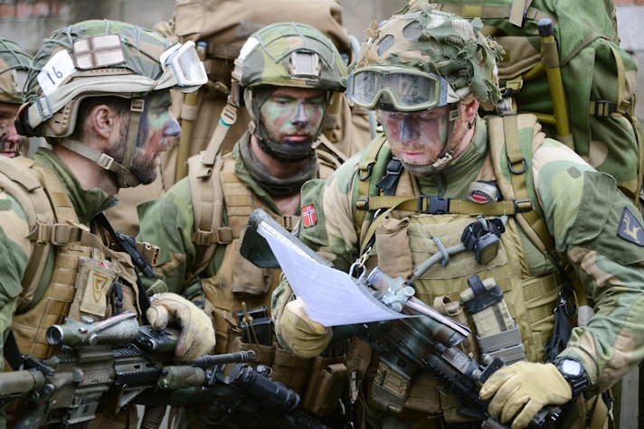 Soldați din Norvegia, îmbrăcați specific