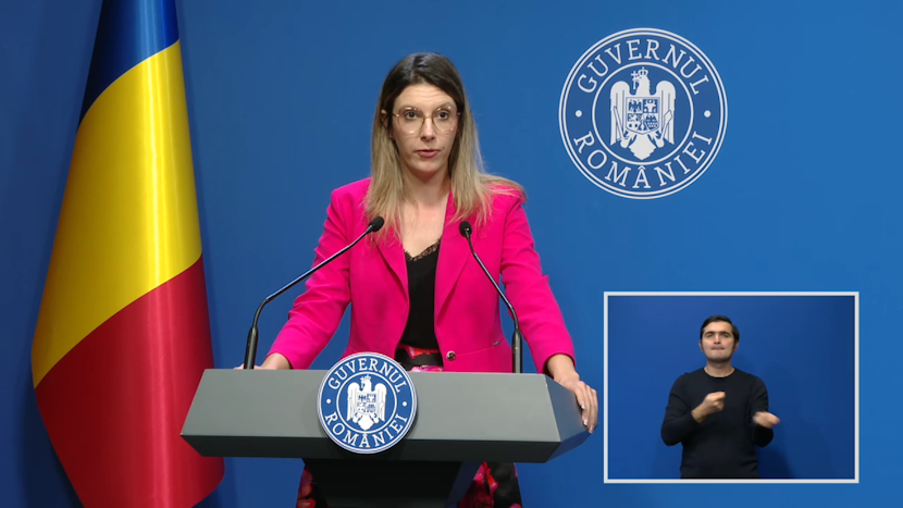 Ministrul Mediului, Diana Buzoianu, vorbind la un pupitru