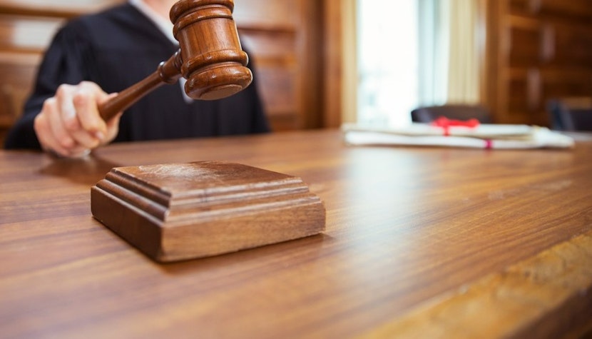 Cum arată chestionarul CSM despre problemele din justiție. Peste 2.500 de judecători au răspuns Un judecător cu un ciocan de judecată în mână