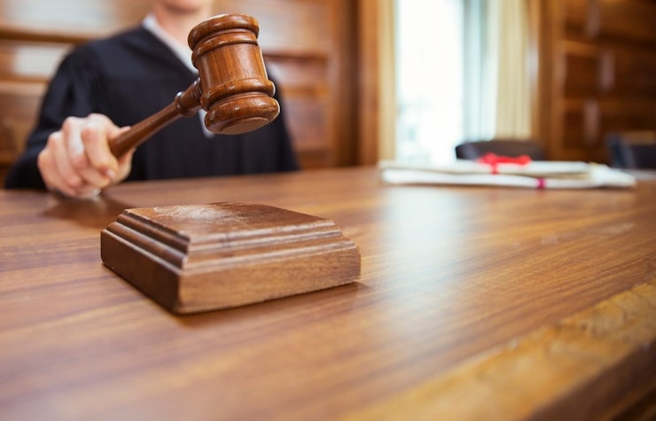 Un judecător cu un ciocan de judecată în mână