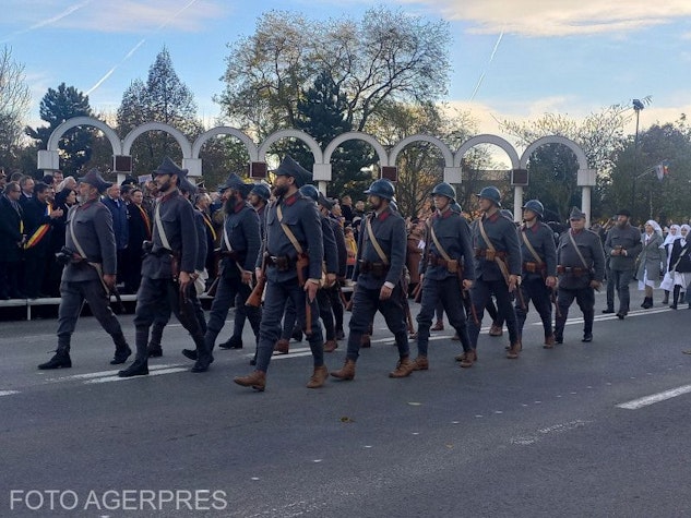 militari defilează pe stradă la parada de 1 decembrie de la alba iulia