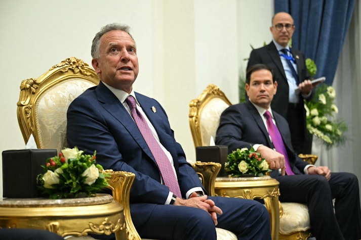 Secretarul de stat american Marco Rubio și emisarul special al președintelui SUA Donald Trump, Steve Witkoff, așezați jos