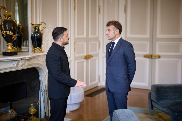 Volodimir Zelenski și Emmanuel Macron, față în față