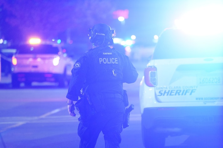 Politist in California, langa o masina de Poliție