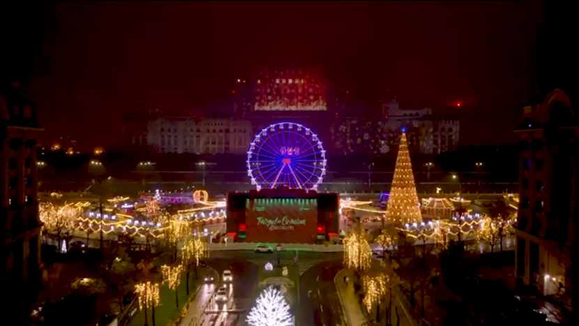 Prima piramidă de Crăciun instalată vreodată în România, la târgul din Piața Constituției