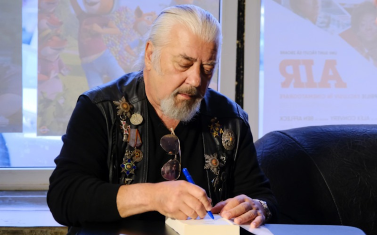 Nici Covaci dă autografe