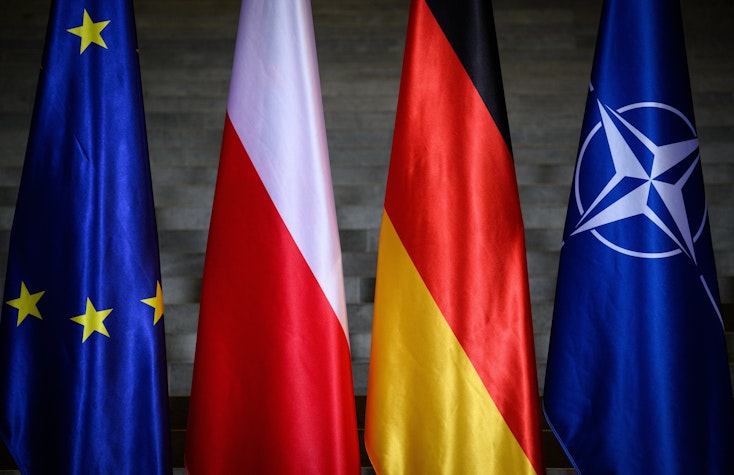 Poză cu steagurile UE, Polonia, Germania și NATO
