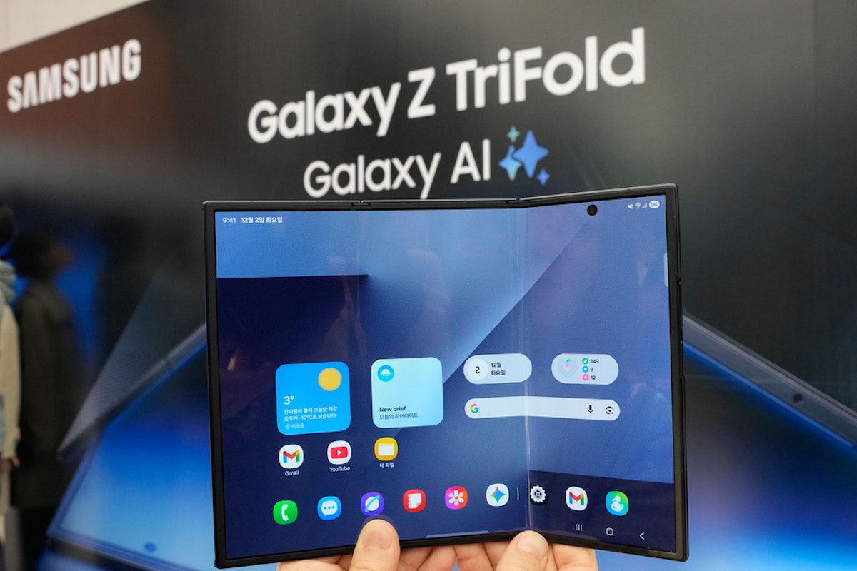 Samsung Galaxy Z Trifold: 10-Inch Foldable Phone Review - News Directory 3