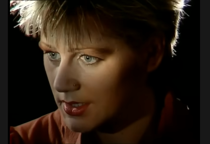 Liz Fraser, secvență din clipul Song To The Siren