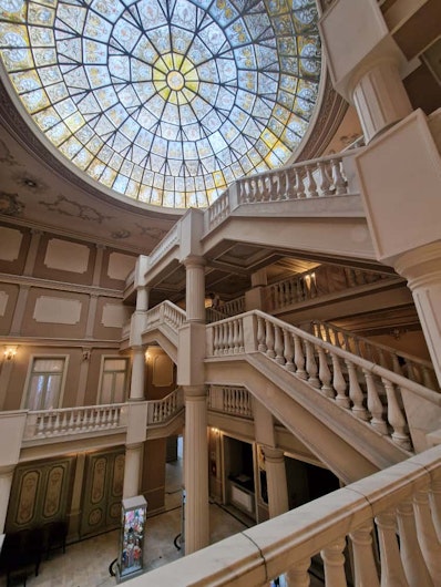scările din interiorul teatrului maria filotti din brăila
