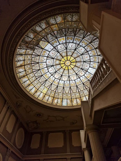 cupolă circulară din vitralii colorate în interiorul teatrului maria filotti din brăila